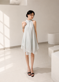 sleeveless design with a flowing silhouette (Q541DR016)